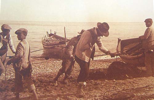 La jbega en la orilla, mientras los pescadores tiran del copo.