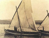 Fotografa antigua de un Xabec  navegando por las costas de Menorca
